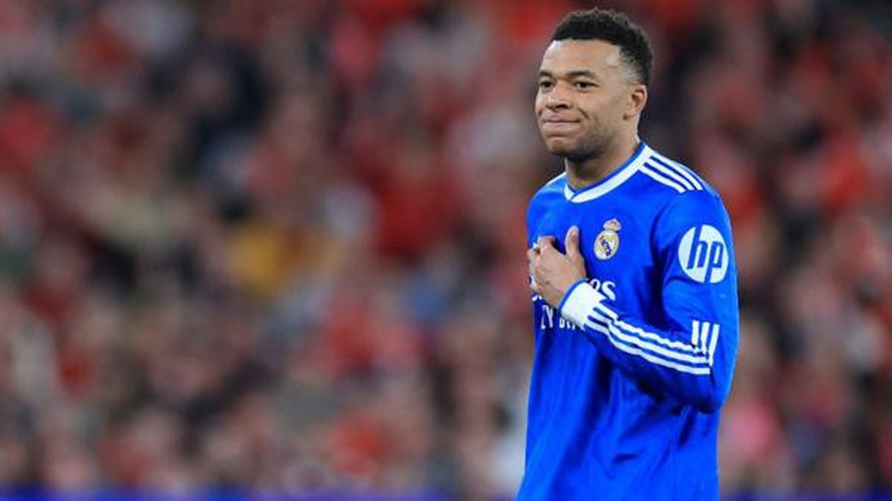 Penyerang Real Madrid asal Prancis, Kylian Mbappe, bereaksi setelah gagal memanfaatkan peluang gol selama pertandingan leg pertama babak play-off babak gugur Liga Champions UEFA antara SL Ben