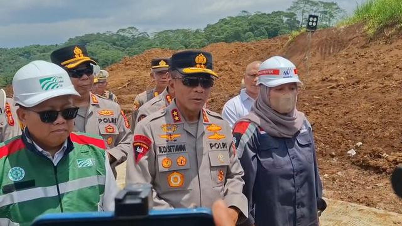 Kapolda Jawa Barat, Irjen Pol Rudi Setiawan saat meninjau langsung proyek tol  Bogor-Ciawi-Sukabumi (Bocimi) Seksi 3.(Foto: Liputan6.com/Fira Syahrin.