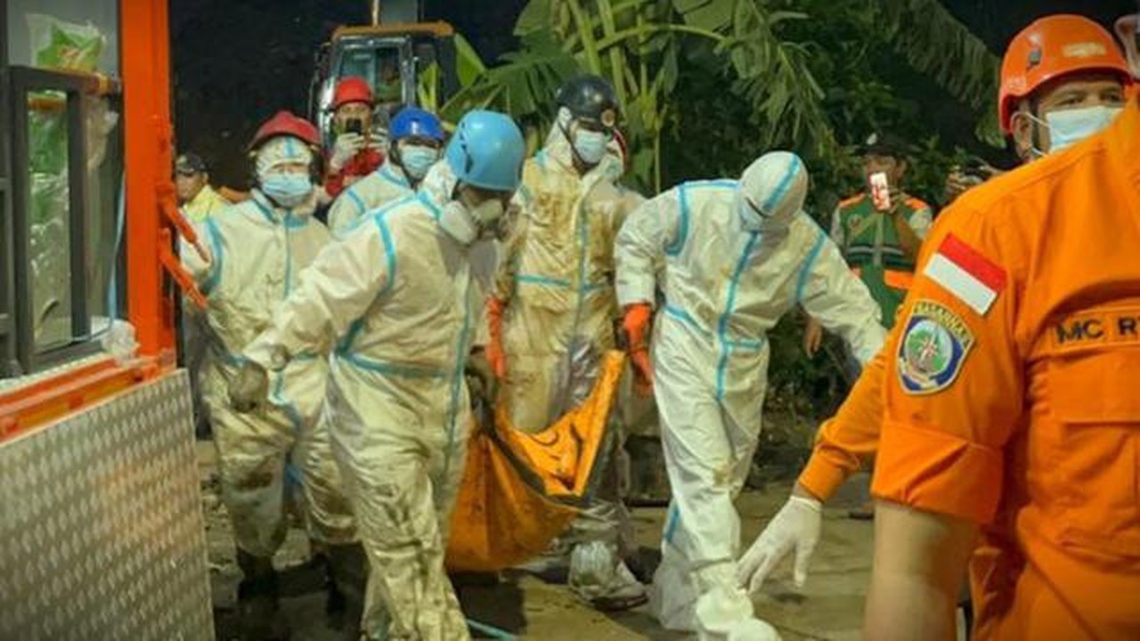 Tim SAR gabungan kembali menemukan korban tewas akibat longsoran gunungan sampah di  Zona 4 TPST Bantargebang. (Foto: Istimewa).