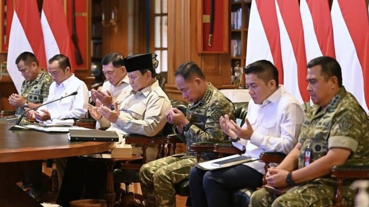 Presiden Prabowo Subianto memberikan apresiasi tinggi kepada KSAD Jenderal TNI Maruli Simanjuntak atas percepatan pembangunan jembatan, terutama di daerah terpencil, yang menjadi bukti kehadiran pemerintah dan dedikasi TNI.