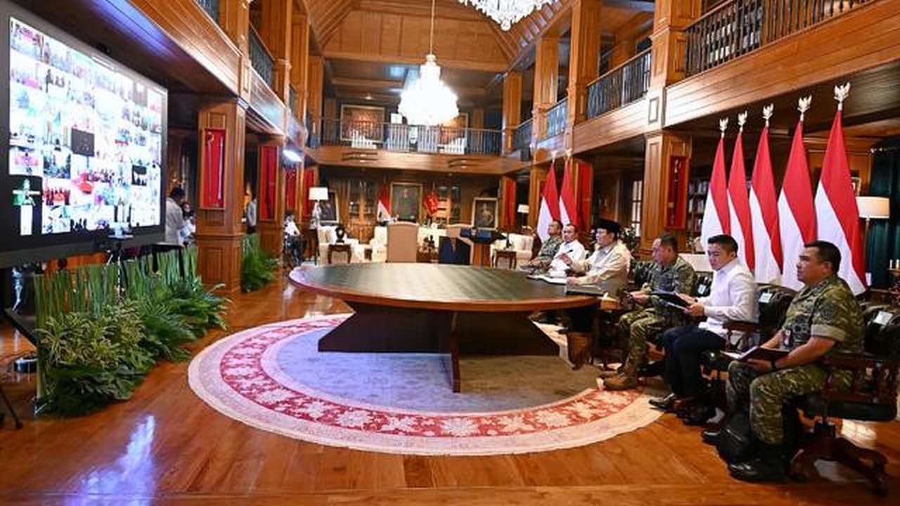 Presiden Prabowo Subianto meresmikan 218 jembatan di berbagai daerah di Indonesia melalui  video conference. Di mana, juga sempat mendengarkan laporan dari KSAD. (Foto: Biro Pers Sekretariat