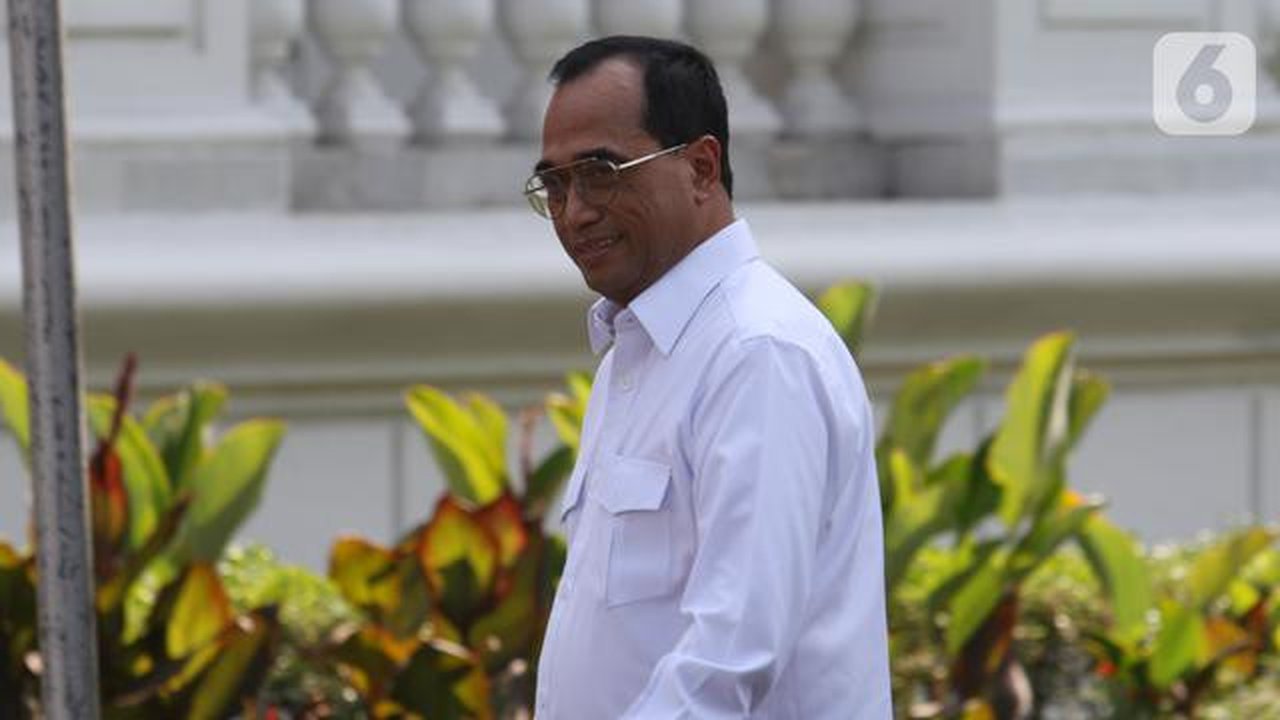 Menteri Perhubungan Budi Karya Sumadi tiba di Istana, Jakarta, Selasa (22/10/2019). Budi tersenyum dan melambaikan tangan kepada media jelang wawancara calon menteri Kabinet Kerja Jilid II be
