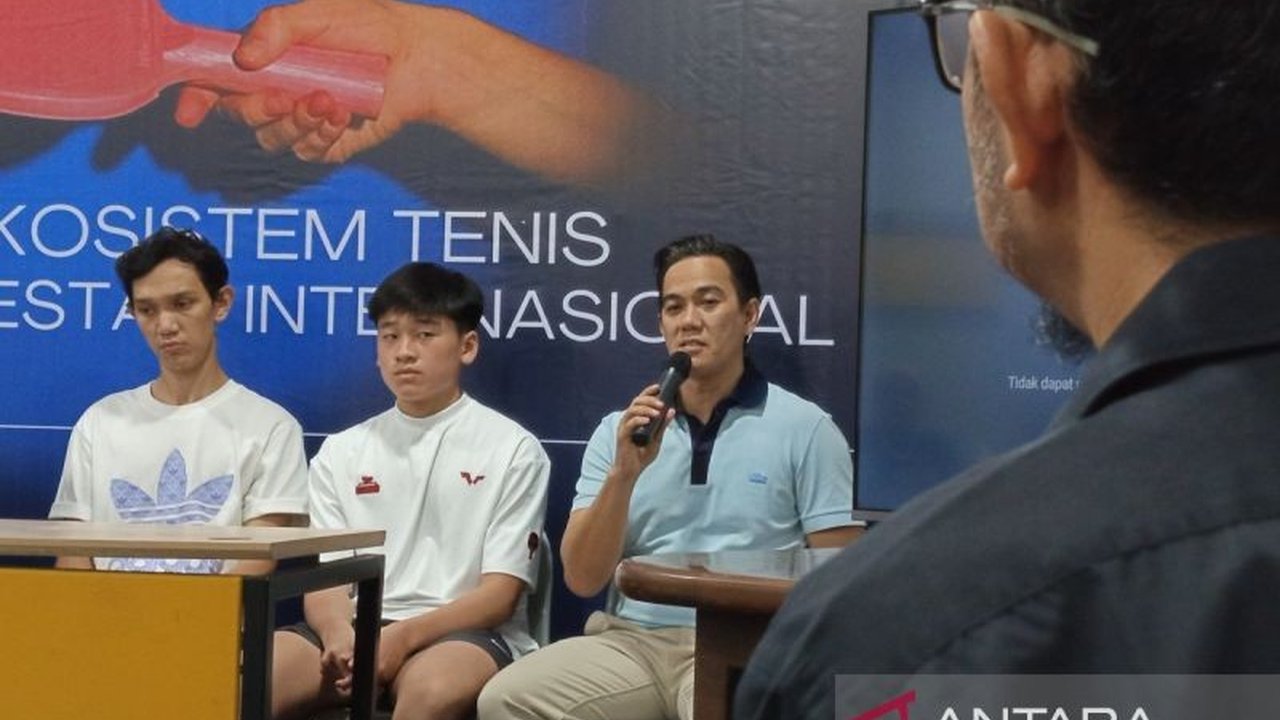 Muhammad Naufal Junindra Irawan, atlet tenis meja Indonesia, berhasil menembus peringkat 86 dunia kategori Youth (U-19) ITTF, sebuah pencapaian yang membanggakan dan menjadi target awal Indonesia Pingpong League (IPL).