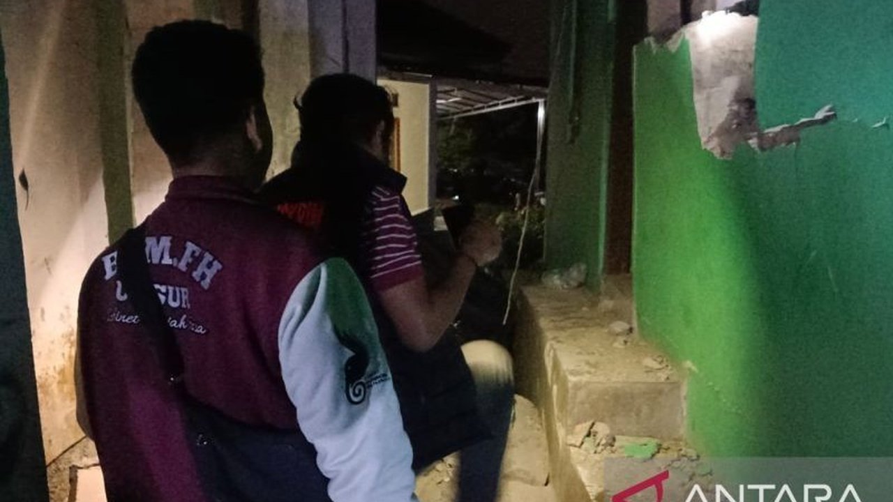 Insiden tabung gas meledak di Cianjur melukai dua warga serius. RSUD Cimacan kini merawat korban dengan luka bakar parah, memicu pertanyaan tentang penyebab ledakan tabung gas.