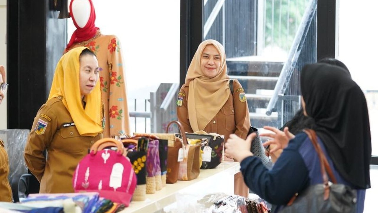 Pemerintah Kota Palu menggandeng pegiat tenun Dian Urip untuk mempercepat pengembangan industri tenun Palu, meningkatkan kualitas IKM dan UMKM, serta memperluas pasar produk lokal.