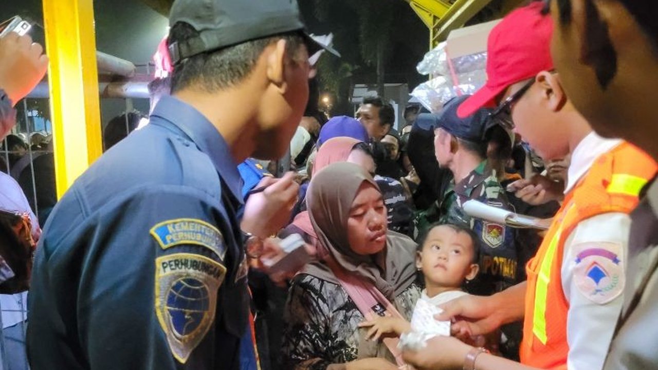 Arus Mudik Lebaran Situbondo menuju kepulauan Madura mulai memadati Pelabuhan Jangkar pada H-11 Lebaran. Tiga kapal feri disiapkan untuk mengantisipasi lonjakan penumpang dan memastikan kelancaran perjalanan pemudik.
