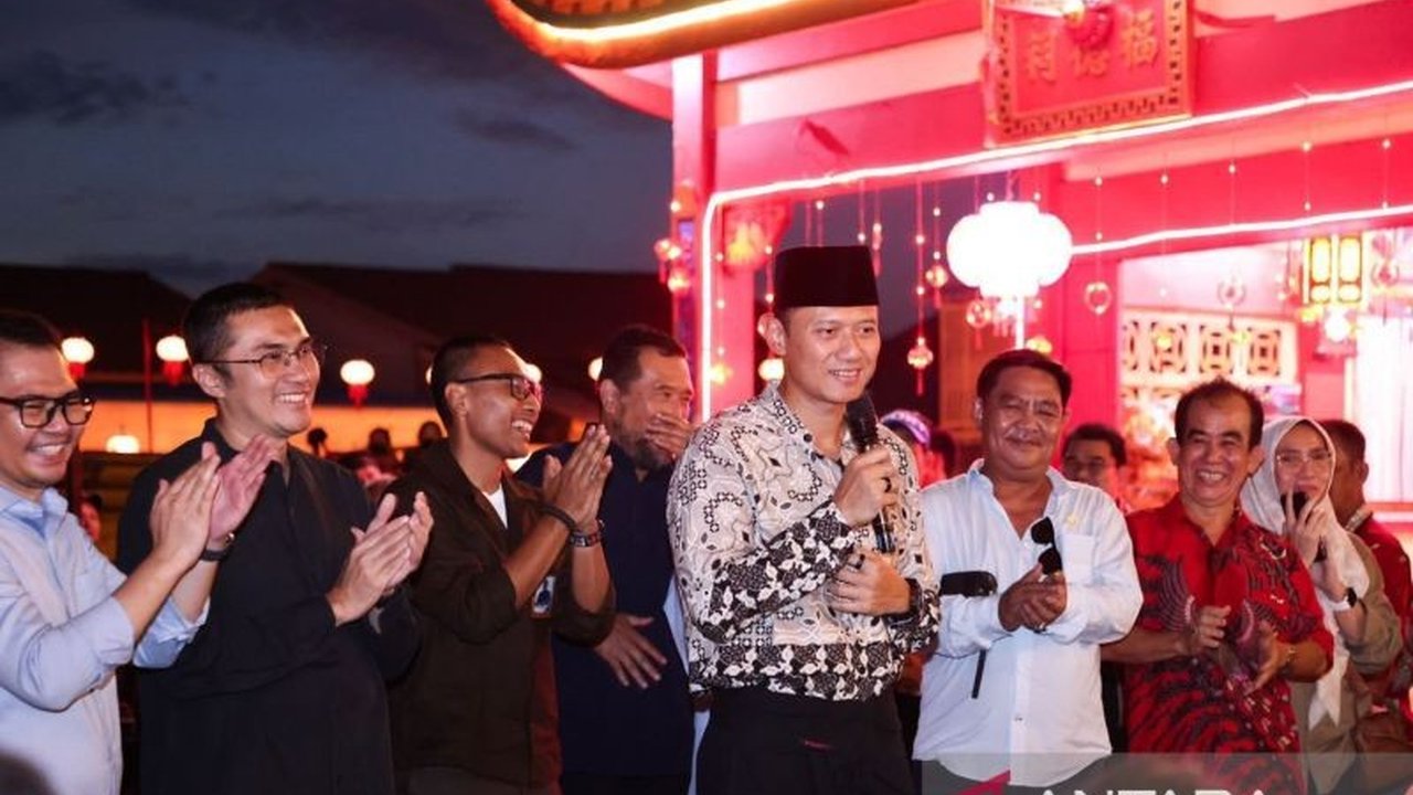 Ketua Umum Partai Demokrat AHY menyalurkan bantuan sosial (bansos) dari hasil lelang lukisan Kuda Api karya SBY kepada masyarakat di Singkawang, Kalimantan Barat. Inisiatif ini memperkuat persaudaraan lintas budaya dan semangat berbagi menjelang Festival.