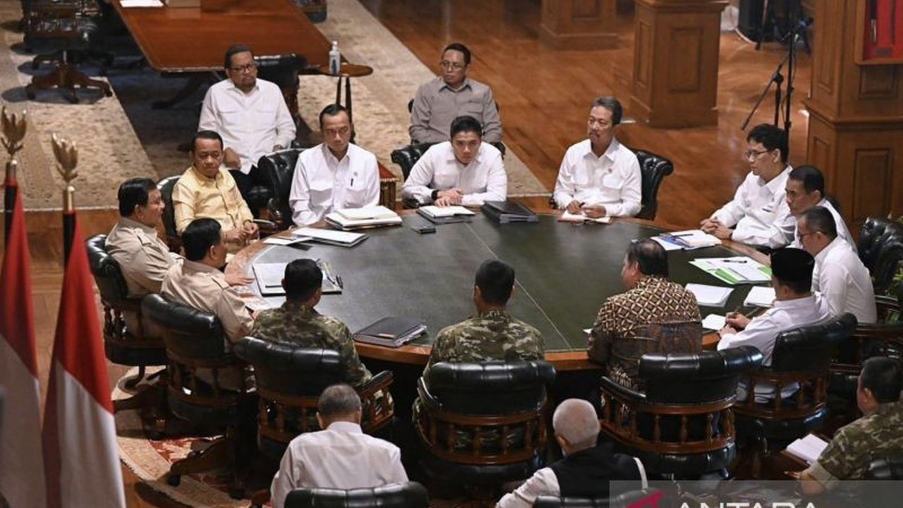 Presiden Prabowo Subianto memimpin rapat terbatas di Hambalang, memerintahkan penguatan peran Perusahaan Mineral Nasional (Perminas) sebagai langkah strategis untuk hilirisasi dan kemandirian energi nasional, serta membahas kesiapan Idulfitri.