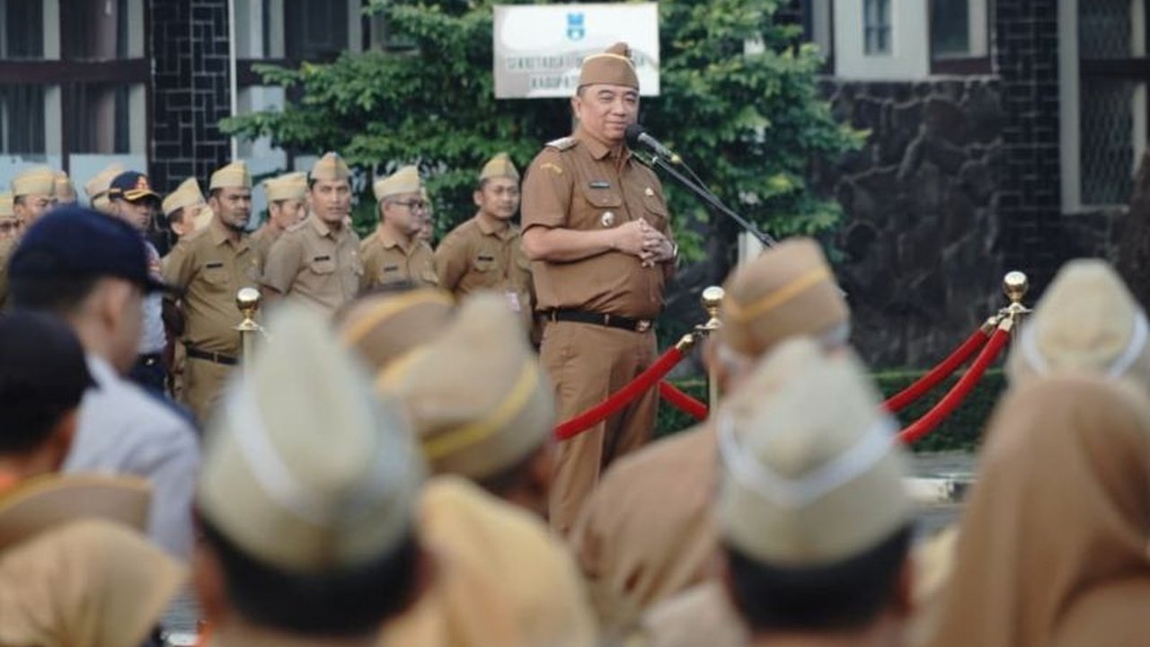 Bupati Garut Abdusy Syakur Amin mengerahkan Aparatur Sipil Negara (ASN) untuk tetap siaga memberikan pelayanan publik selama momentum Lebaran, memastikan kenyamanan dan keamanan masyarakat serta pemudik.
