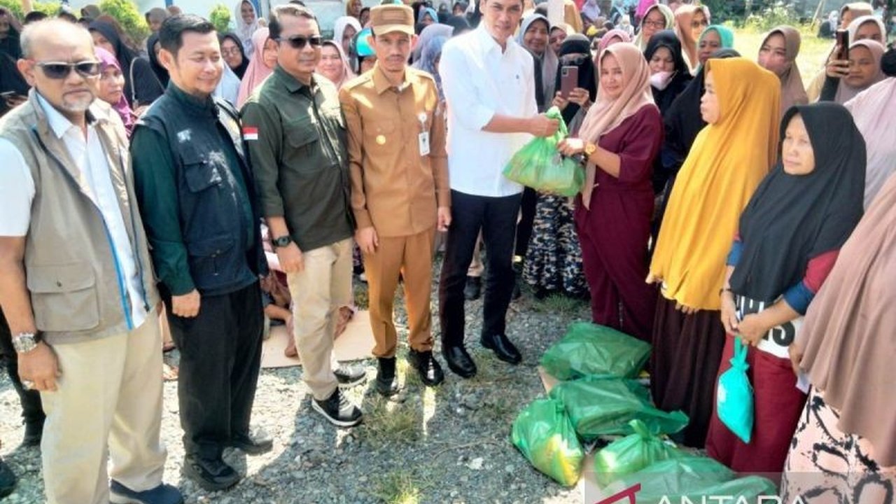 Pemerintah Aceh menggelar program pasar murah di berbagai daerah, termasuk Aceh Barat, sebagai upaya konkret menekan inflasi dan menjaga daya beli masyarakat di tengah kenaikan harga bahan pokok.