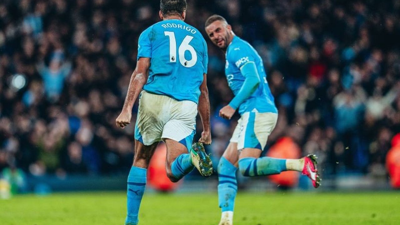 Gelandang Manchester City, Rodri, dijatuhi denda oleh FA setelah mengkritik kepemimpinan wasit dalam laga melawan Tottenham. Sanksi ini menegaskan pentingnya menjaga integritas ofisial pertandingan dan menjadi sorotan dalam dunia sepak bola.