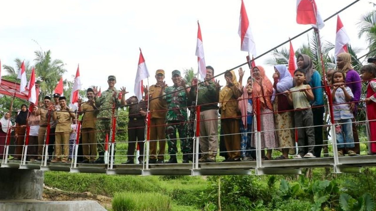 Kodim 0602/Serang membangun Jembatan Garuda di Baros, Serang, untuk mempermudah akses warga menuju pasar dan mendongkrak ekonomi lokal, menggantikan jembatan bambu yang tidak layak.