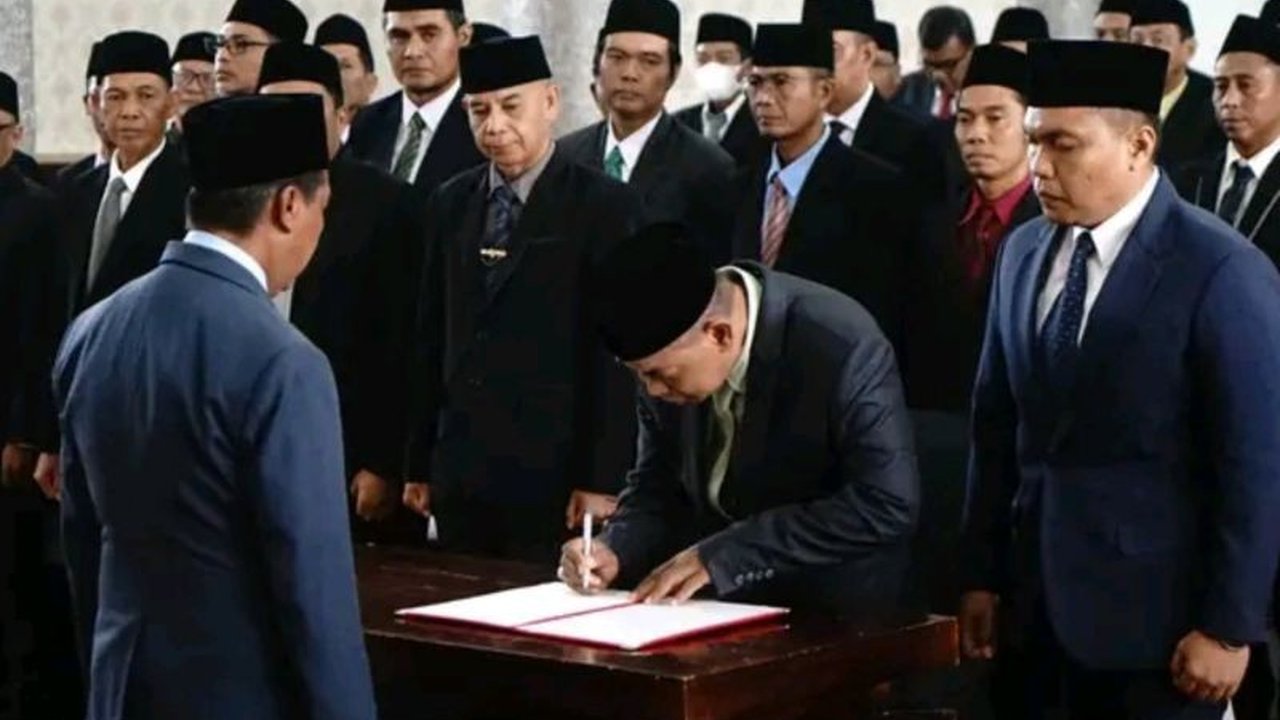 Bupati Sumbawa Barat Amar Nurmansyah mendorong penguatan Diskominfo sebagai pusat informasi publik dan integrasi data daerah, sebuah langkah krusial untuk suksesnya program Kartu Sumbawa Barat Maju.