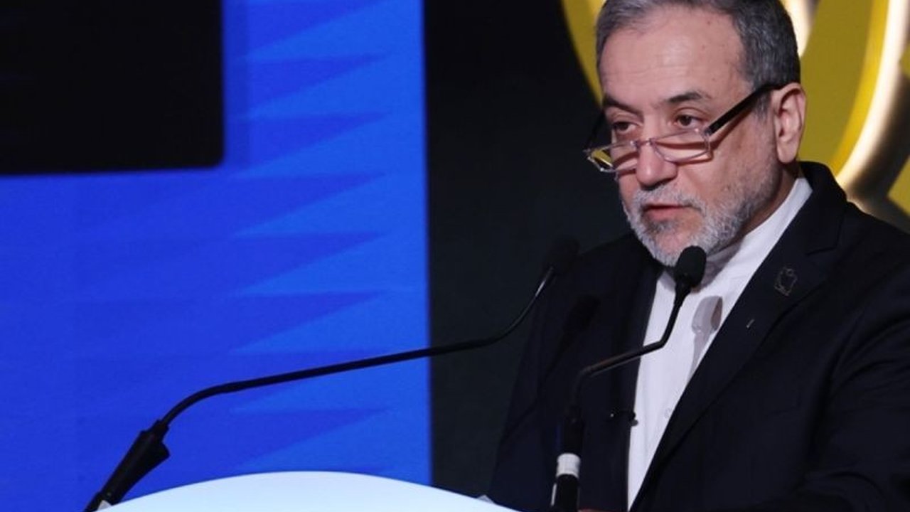 Menteri Luar Negeri Iran Abbas Araghchi menegaskan kesiapan penuh Teheran menghadapi eskalasi, menuduh AS bersekongkol menargetkan fasilitas minyak dan nuklir di tengah meningkatnya Ketegangan Iran AS. Apa kejutan yang disiapkan Iran?