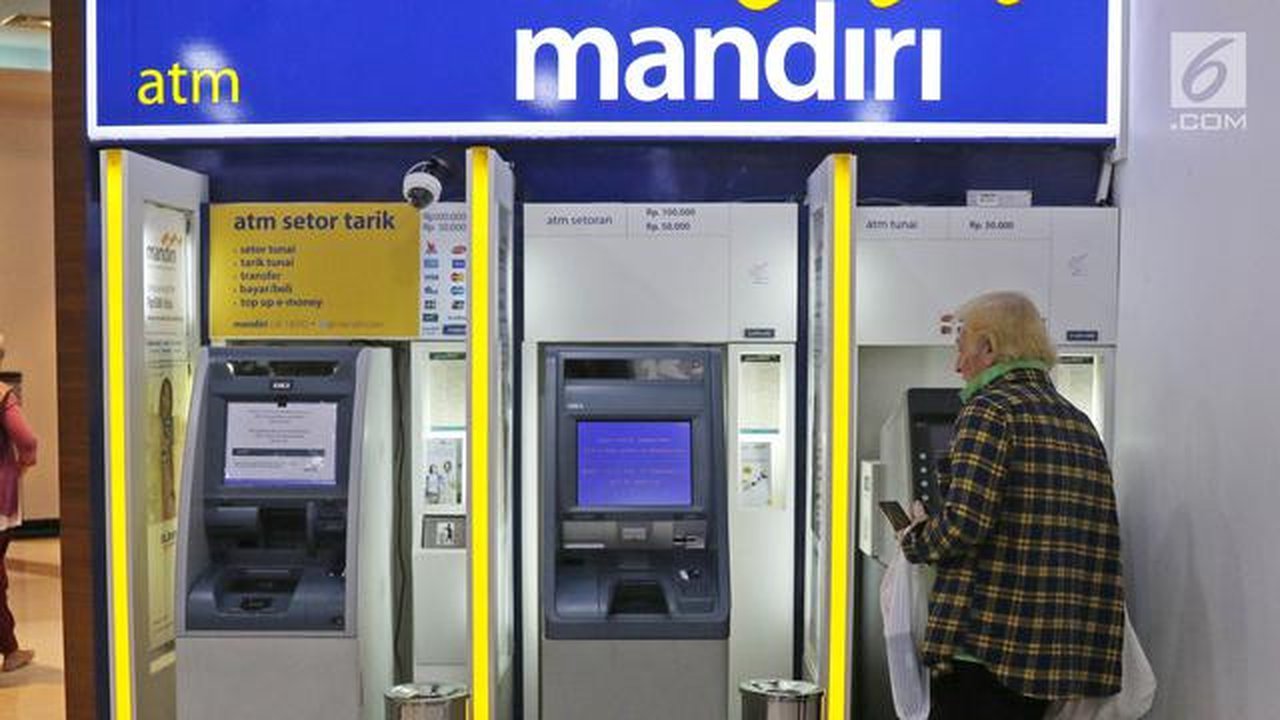 Nasabah bertransaksi di anjungan tunai mandiri (ATM) Bank Mandiri di Mal Pondok indah 2, Jakarta, Sabtu (20/7/2019). Sejumlah nasabah Bank Mandiri mengeluhkan perubahan drastis saldo di reken