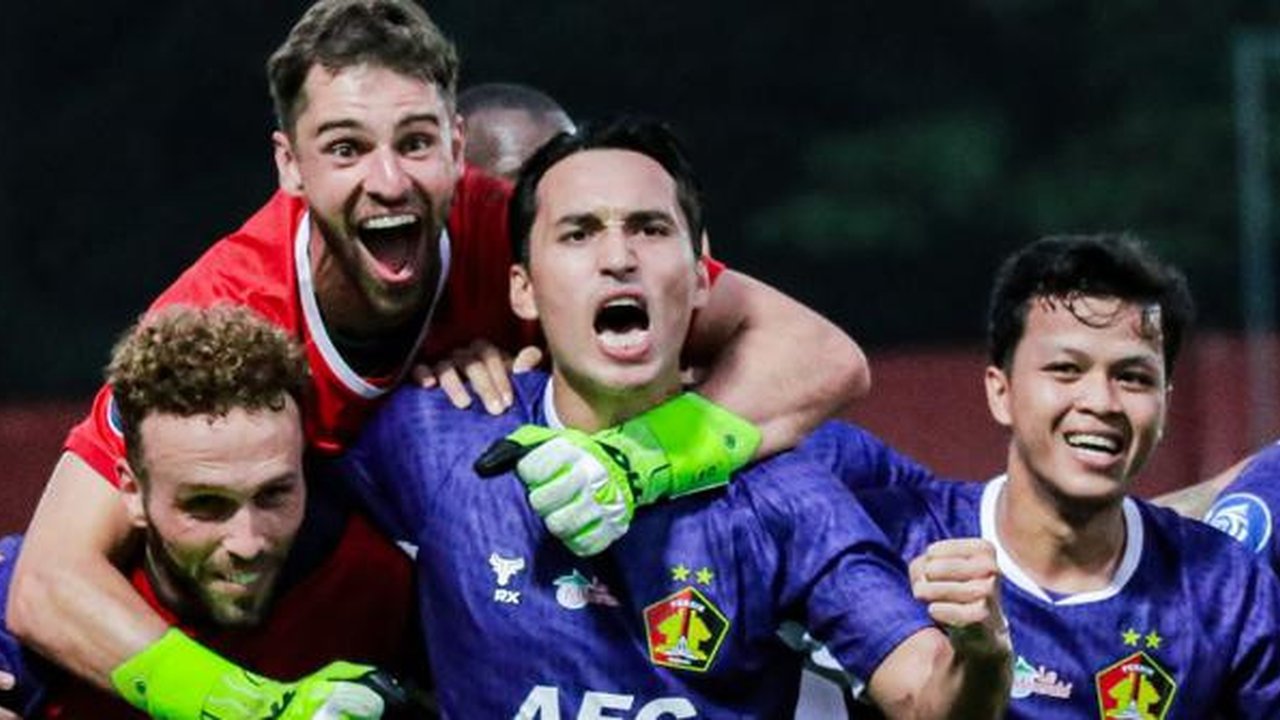 Pemain Persik Kediri merayakan gol yang dicetak oleh Ezra Walian dalam laga kontra Semen Padang yang berlangsung di Stadion Brawijaya, Kediri, Sabtu (21/12/2024). Persik menang 3-1 atas Semen