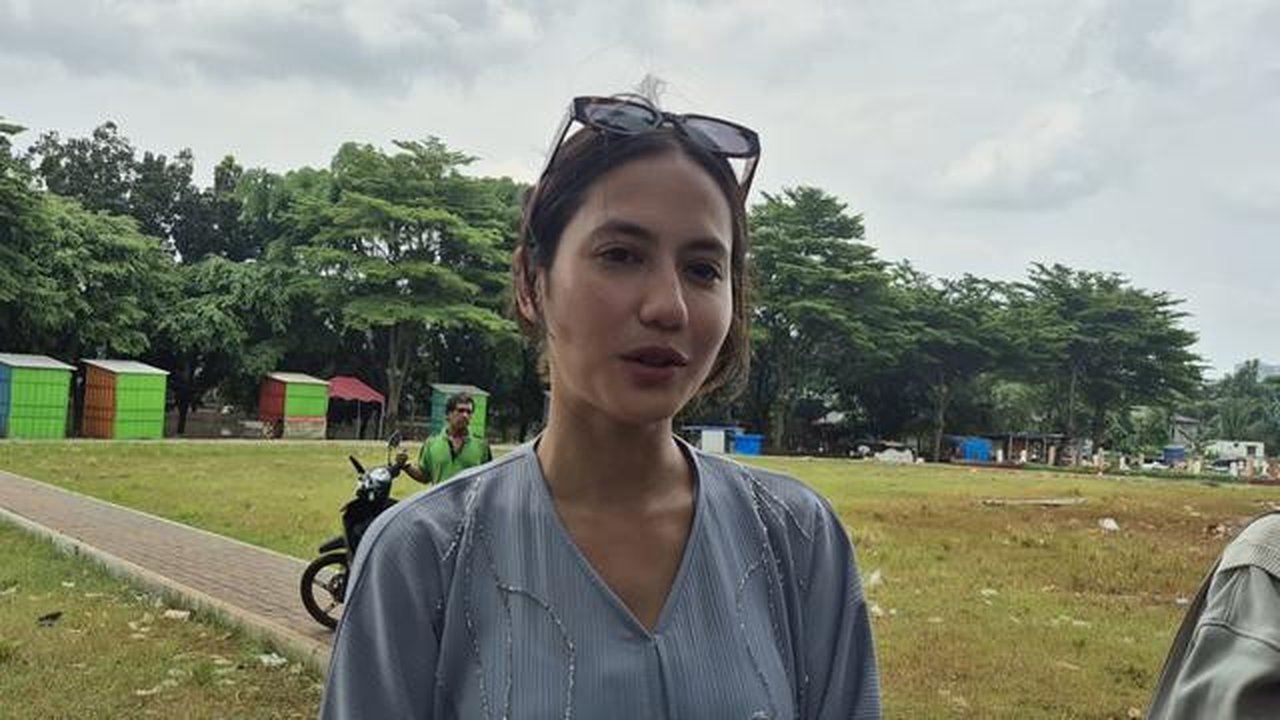 Pevita Pearce ziarah ke makam Vidi Aldiano. Pevita Pearce mengenang momen menyusun rencana menjenguk sahabat yang tengah berjuang melawan kanker. (Foto: M Altaf Jauhar)