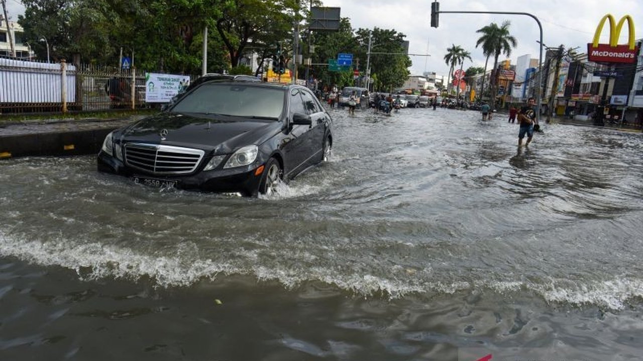 Badan Meteorologi, Klimatologi, dan Geofisika (BMKG) memprakirakan sebagian besar wilayah DKI Jakarta akan diguyur hujan ringan pada Selasa siang hingga sore hari ini, menarik perhatian warga ibu kota untuk bersiap menghadapi perubahan cuaca.