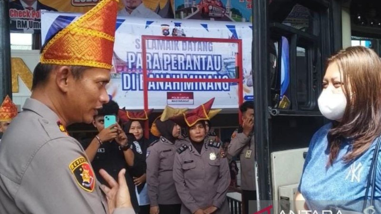 Rombongan pertama program Mudik Gratis Pulang Basamo 2026 tiba di gerbang Sumatera Barat dan disambut langsung oleh Kapolres Dharmasraya, AKBP Kartyana Widyarso Wardoyo Putro, menandai komitmen Polri dalam melayani masyarakat.