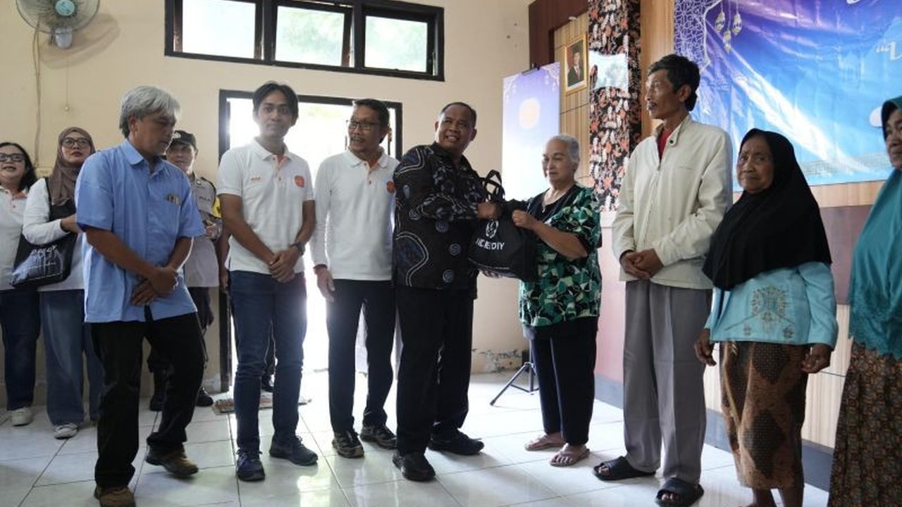 Bupati Sleman Harda Kiswaya bersama DPD REI DIY kembali bagikan sembako kepada masyarakat kurang mampu di Kapanewon Prambanan. Aksi sosial ini menjadi wujud sinergi pemerintah dan pengusaha untuk meningkatkan kesejahteraan warga.