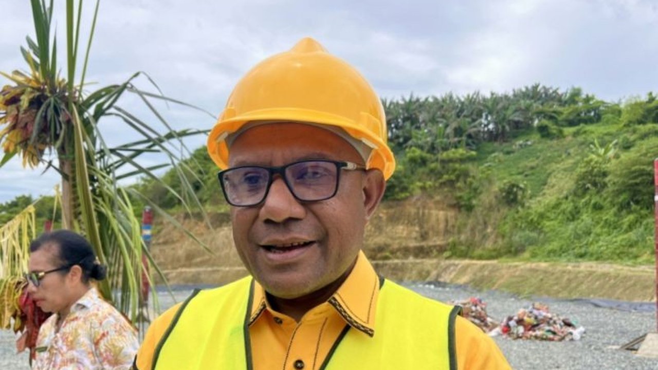 Dinas Lingkungan Hidup dan Kebersihan (DLHK) Kota Jayapura memperkuat Kelompok Swadaya Masyarakat (KSM) untuk optimalkan pengelolaan sampah Jayapura, menjawab tantangan volume sampah yang terus meningkat.