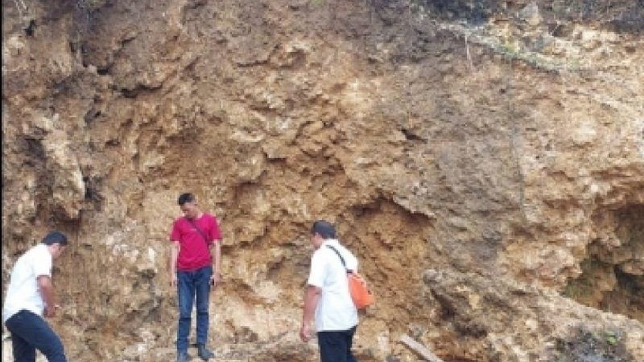 Bencana longsor di Nias Selatan pada 9 Maret 2026 menyebabkan satu warga mengalami luka berat. Insiden ini diduga kuat dipicu oleh aktivitas penambangan batu ilegal.