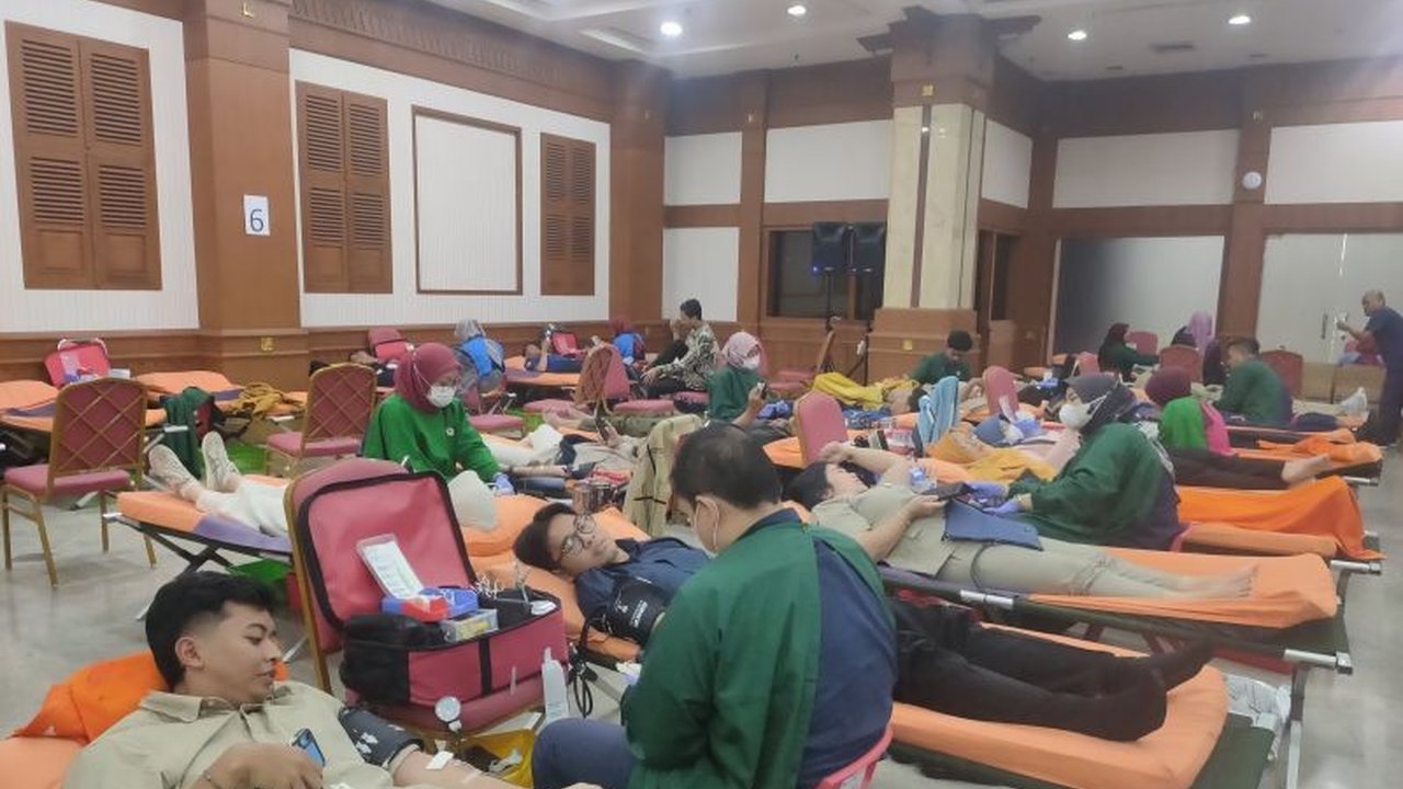 Palang Merah Indonesia (PMI) Jakarta Barat menggelar aksi Donor Darah Ramadhan selama lima hari untuk menjaga ketersediaan stok darah yang cenderung menipis di bulan puasa, menargetkan 5.000 kantong darah.