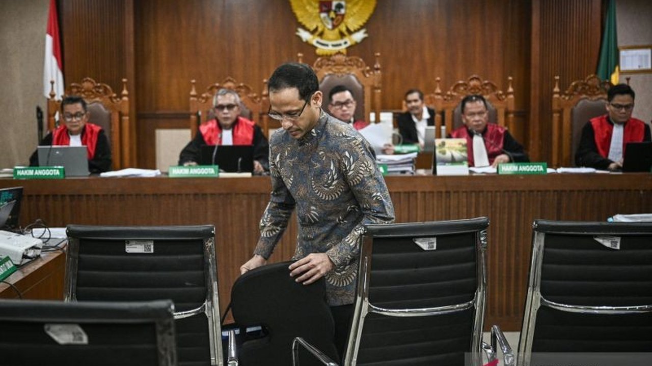 Mantan Mendikbudristek Nadiem Anwar Makarim menjelaskan bahwa pengadaan Chromebook dalam program digitalisasi pendidikan dilakukan atas persetujuan direktur jenderal terkait, membantah intervensi pribadi dalam kasus yang diduga merugikan negara triliunan.