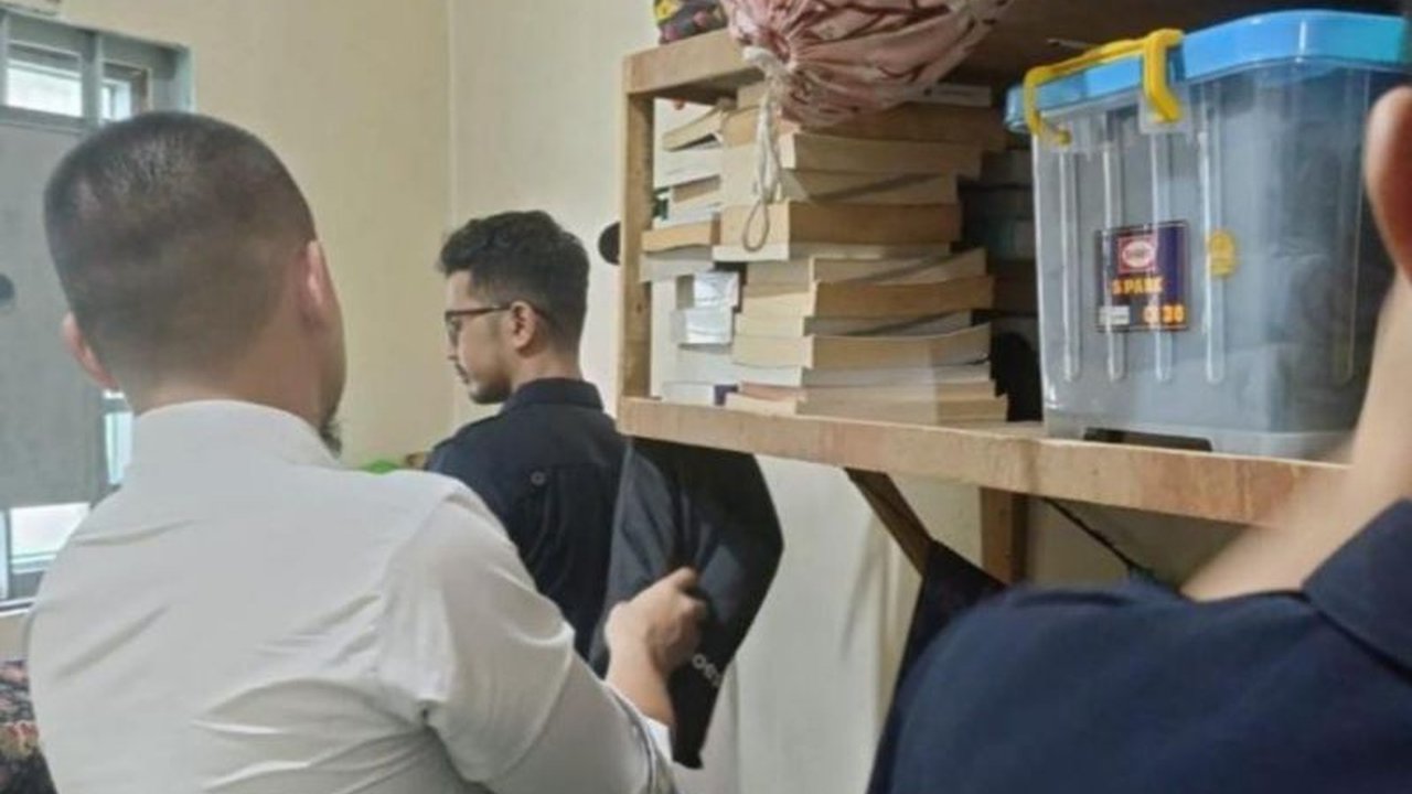 Petugas Lapas Kelas IIA Jambi gencar lakukan Razia Lapas Jambi, menyita berbagai benda berbahaya dari blok hunian. Langkah ini demi menjaga keamanan dan ketertiban lapas.