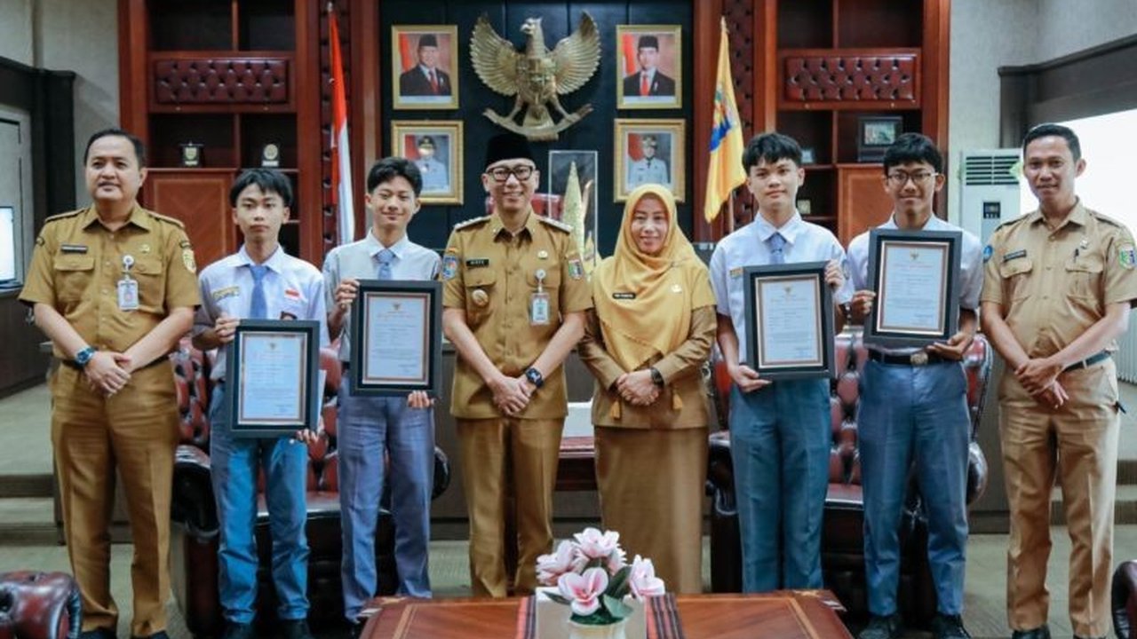 Empat siswa SMK asal Lampung Barat berhasil menemukan celah keamanan pada situs NASA. Prestasi luar biasa ini membuat Pemprov Lampung bangga dan siap memberikan dukungan penuh untuk masa depan mereka.