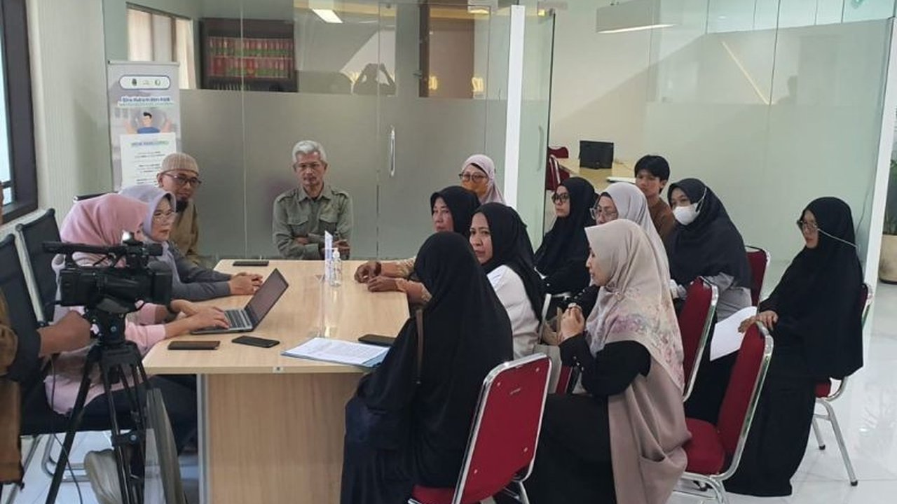 Pencabutan izin operasional oleh Gubernur Jawa Barat membuat wali murid khawatir akan nasib siswa SMK IDN Bogor, terutama kelas XII yang terancam gagal ujian kelulusan.