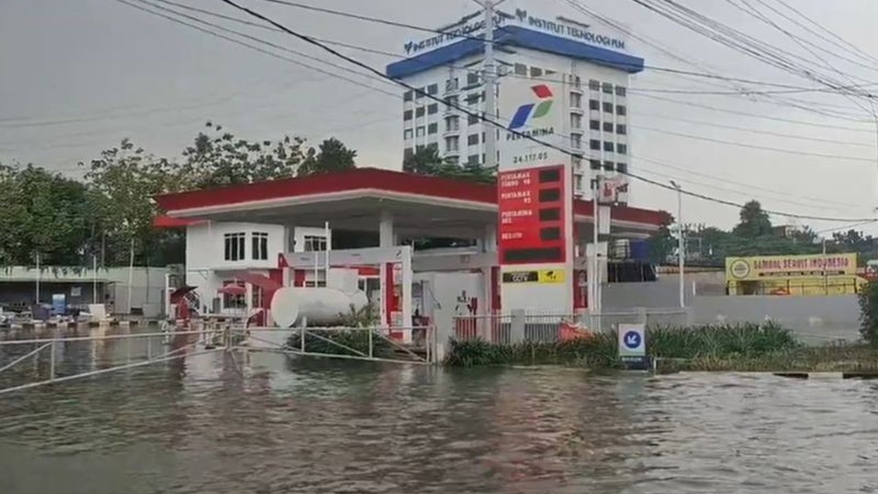 Suku Dinas Sumber Daya Air (SDA) Jakarta Barat menyiagakan ratusan unit pompa untuk optimalkan antisipasi banjir yang sempat merendam 16 RT, memastikan kesiapan hadapi musim hujan.