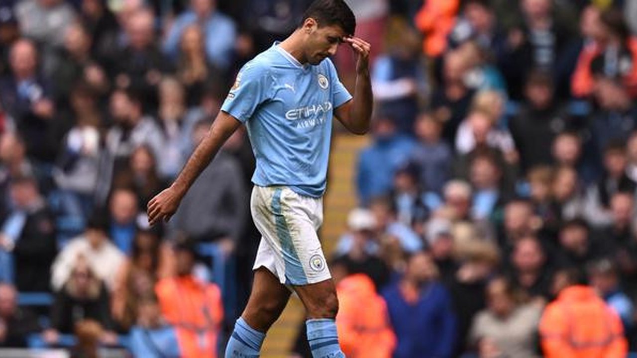 Gelandang Manchester City Rodri bereaksi meninggalkan lapangan setelah mendapat kartu merah dalam pertandingan Liga Inggris melawan Nottingham Forest di Etihad Stadium, Manchester, Sa