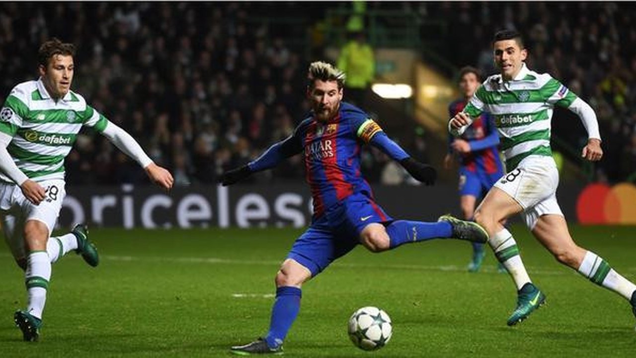 Lionel Messi saat mencetak gol pertama Barcelona ke gawang Celtic pada laga kelima Grup C Liga Champions di Celtic Park, Rabu (23/11/2016). (AFP/Paul Ellis)