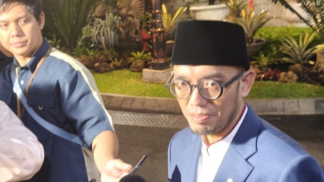 Pemerintah Indonesia menyarankan penundaan umroh bagi masyarakat menyusul eskalasi konflik di Timur Tengah, demi memastikan keselamatan warga negara. Imbauan penundaan umroh ini menjadi langkah mitigasi penting di tengah situasi yang fluktuatif.