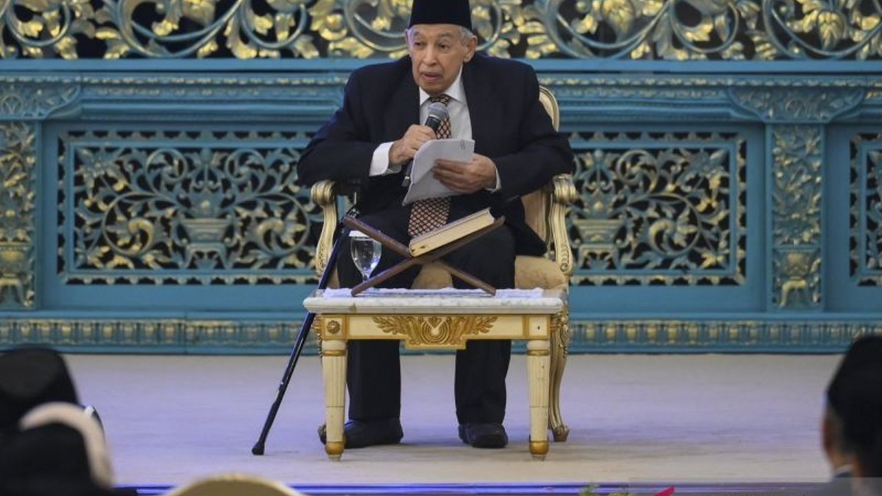 Dalam peringatan Nuzulul Qur'an di Istana Negara, cendekiawan muslim Prof. Muhammad Quraish Shihab mendoakan secara khusus Presiden Prabowo Subianto, berharap pertolongan Allah SWT untuk kesejahteraan rakyat dan keadilan.