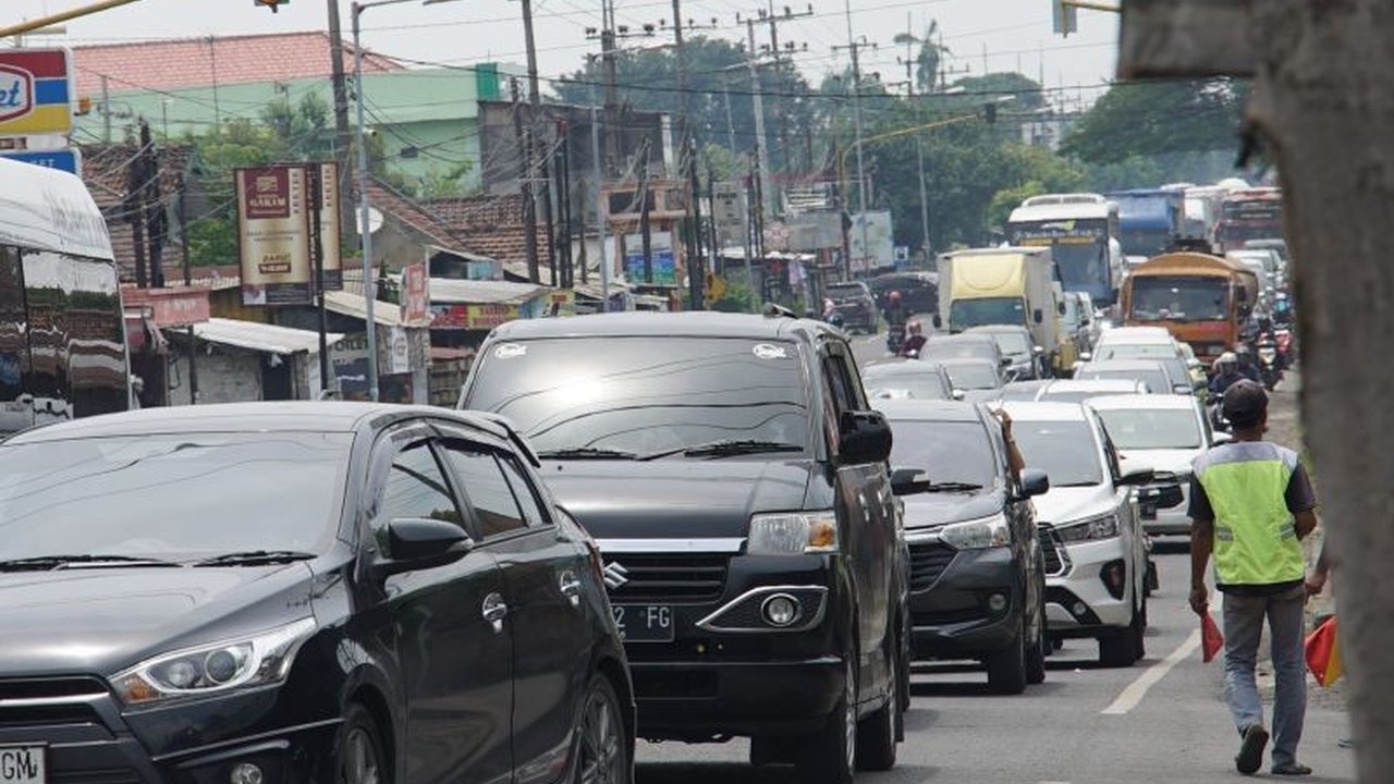 Pakar keselamatan jalan raya, Jusri Pulubuhu, membagikan tips penting untuk Antisipasi Mudik Lebaran 2026 menggunakan kendaraan pribadi, mulai dari manajemen waktu hingga barang bawaan. Simak detailnya agar perjalanan Anda aman dan nyaman.