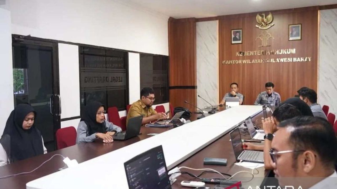 Kantor Wilayah Kementerian Hukum (Kemenkum) Sulawesi Barat gencar lakukan harmonisasi Ranperkada THR dan gaji ke-13 untuk ASN, memastikan regulasi daerah selaras dengan aturan pusat dan memberikan kepastian hukum.
