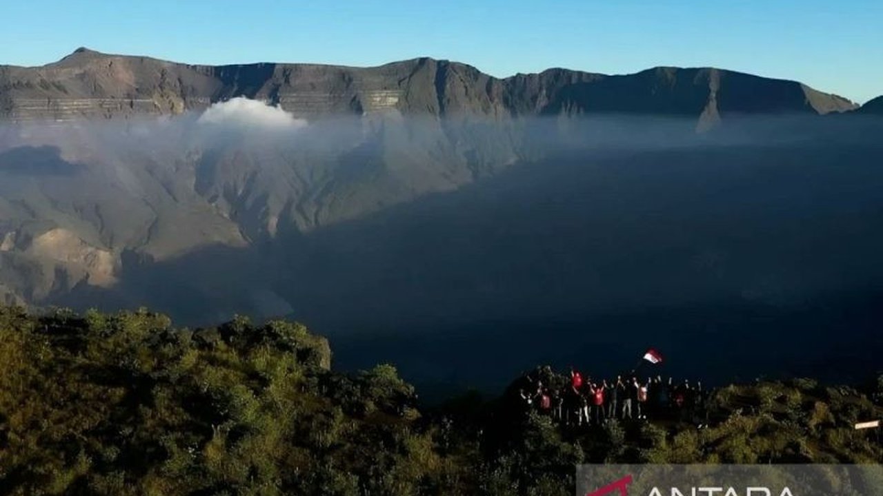 Balai Taman Nasional Tambora resmi menutup seluruh jalur pendakian Gunung Tambora mulai 28 Desember 2025 demi keselamatan dan pemulihan ekosistem. Penutupan jalur pendakian Gunung Tambora ini berlaku hingga waktu yang belum ditentukan, membuat pembaca pen