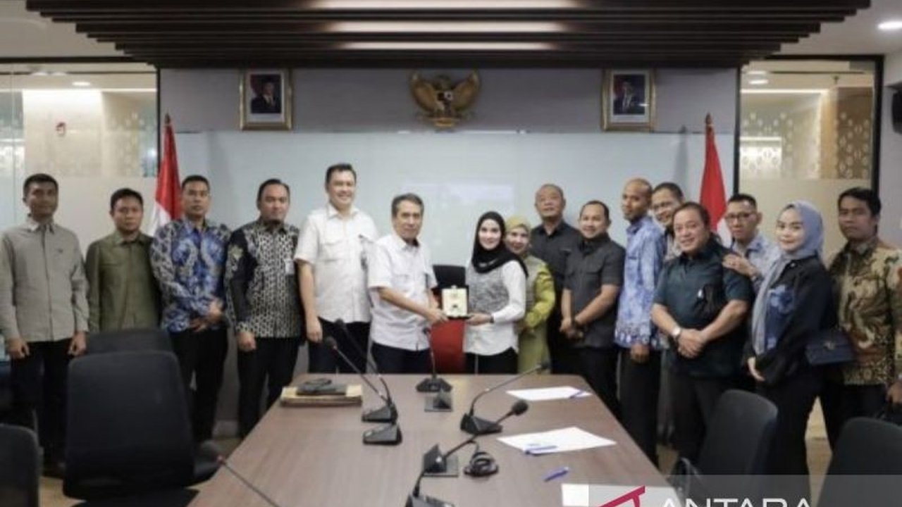 DPRD Kalsel dan Kementerian Pekerjaan Umum dan Perumahan Rakyat (KemenPUPR) membahas percepatan Pembangunan TPST Regional Banjarbakula untuk atasi darurat sampah di lima kabupaten/kota di Kalimantan Selatan.
