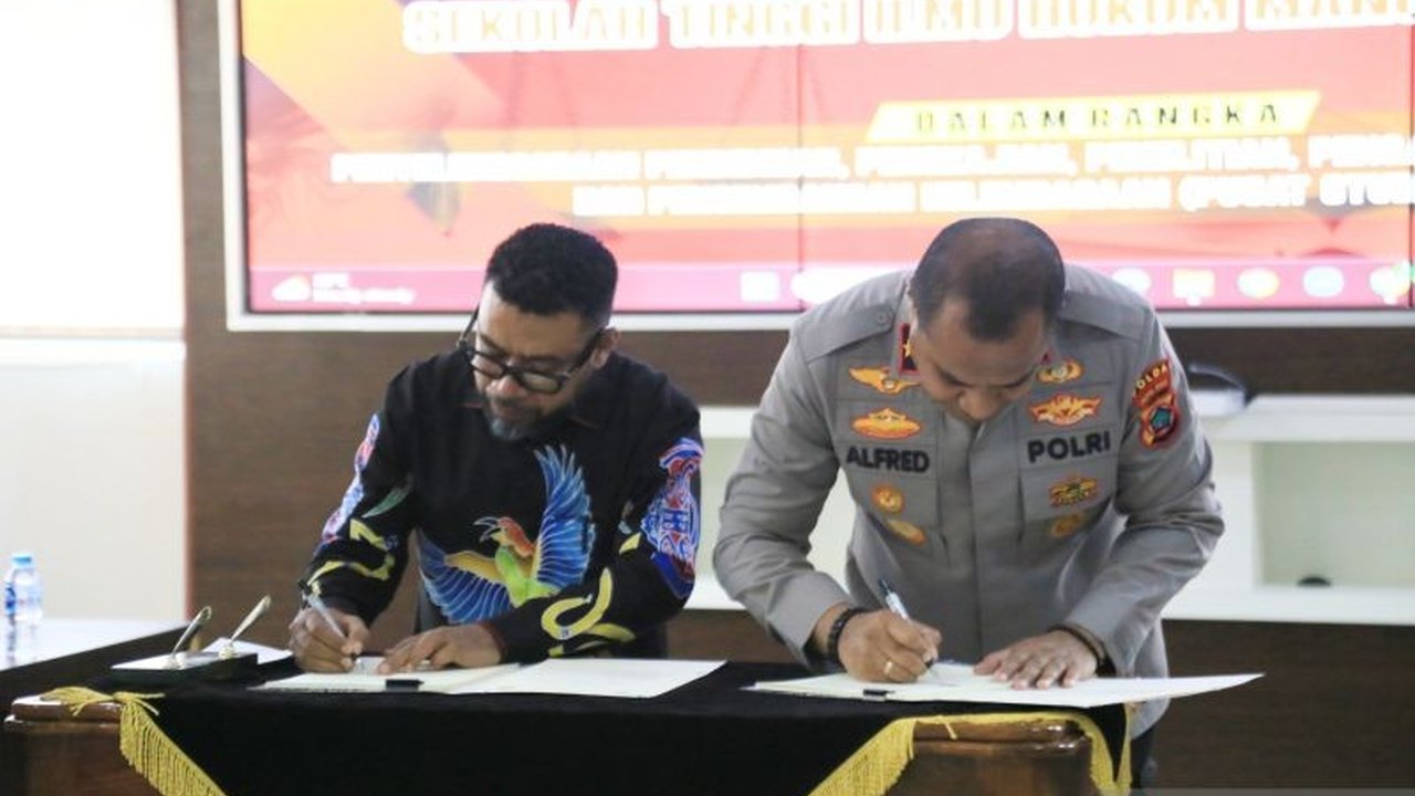 Polda Papua Barat dan STIH Manokwari menjalin kerja sama strategis dengan meresmikan Pusat Studi Kepolisian, sebuah langkah maju untuk memperkuat pendidikan dan penelitian hukum kepolisian di wilayah tersebut.