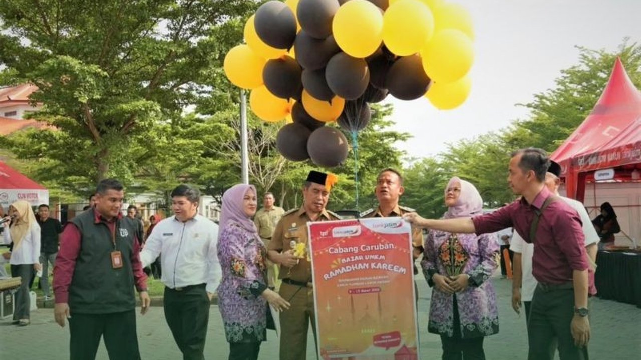 Bank Jatim Cabang Caruban menggelar Bazar Sembako Murah dan UMKM Ramadhan Kareem di Madiun untuk menjaga stabilitas harga pangan dan mendukung UMKM.
