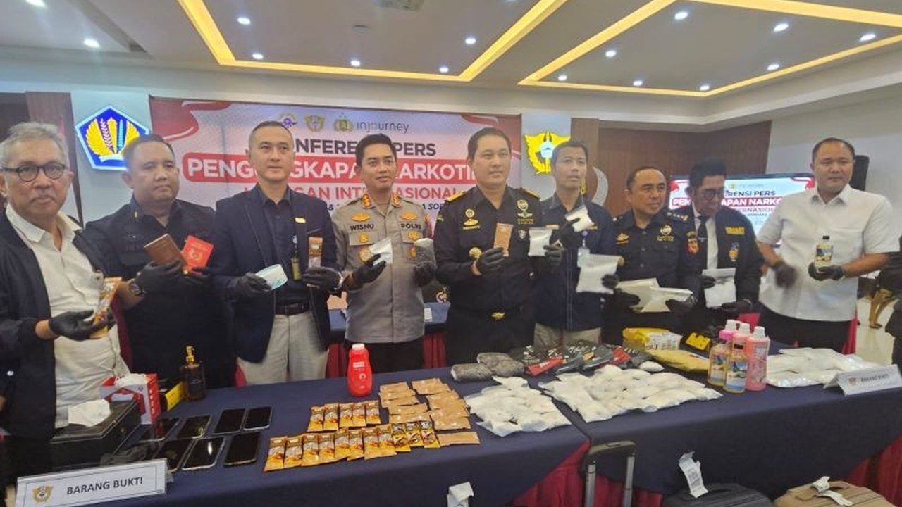 Bea Cukai Soekarno-Hatta berhasil membongkar jaringan penyelundupan narkotika di Bandara Soetta yang melibatkan tiga WNA dan tiga WNI, mengungkap modus operandi tersembunyi yang canggih.