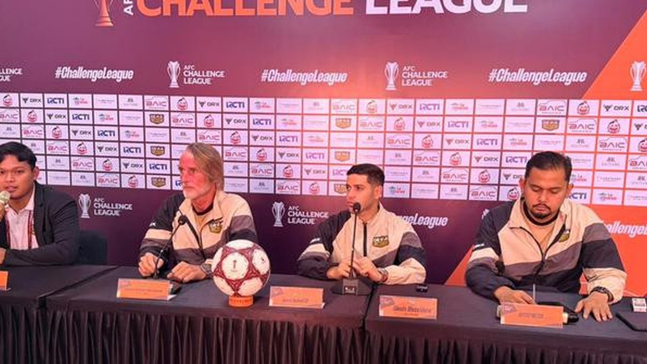 Jan Olde Riekerink dan Alexis Messidoro mengikuti sesi konferensi pers jelang leg kedua babak perempat final AFC Challenge League 2025/2026 di ruang konferensi pers Indomilk Arena, Rabu (11/3