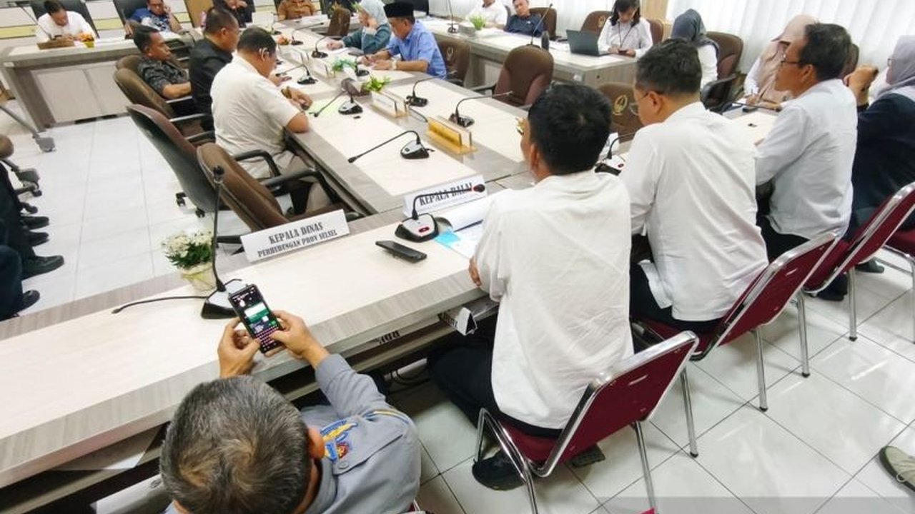 Dewan Perwakilan Rakyat Daerah (DPRD) Sulawesi Selatan mendesak Balai Besar Pelaksanaan Jalan Nasional (BBPJN) Sulsel untuk segera menyelesaikan perbaikan jalan berlubang di sejumlah titik krusial jelang mudik Lebaran 2026 guna menjamin keselamatan dan ke