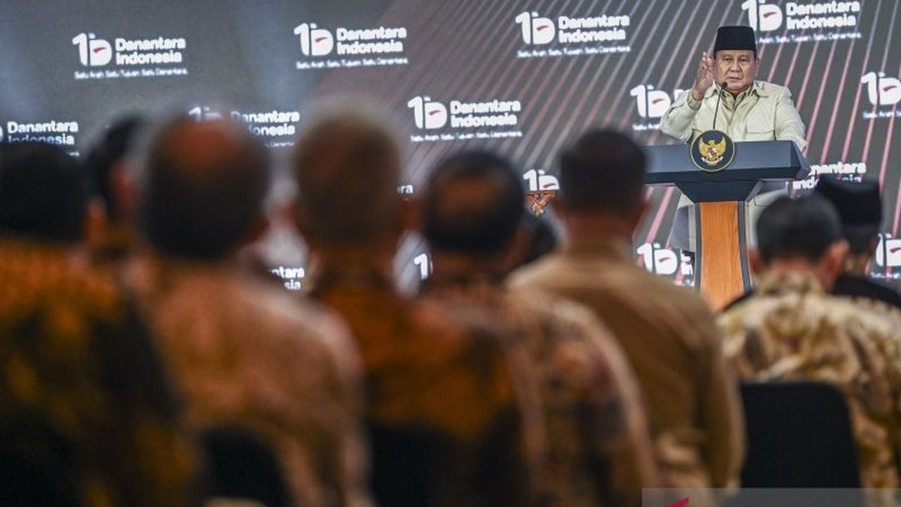 Presiden Prabowo Subianto menargetkan pembangunan PLTS 100 Gigawatt, langkah strategis untuk mempercepat elektrifikasi dan mewujudkan swasembada energi nasional. Simak detail rencana ambisius ini yang menjadi keputusan langsung pemerintah.