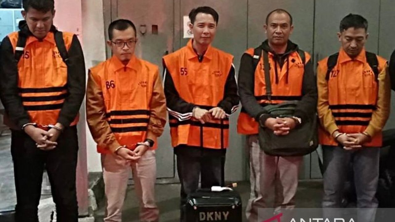 Komisi Pemberantasan Korupsi (KPK) menduga Bupati Rejang Lebong Muhammad Fikri Thobari meminta imbalan proyek sekitar 10-15 persen untuk membagikan uang tunjangan hari raya (THR) kepada warganya, memicu penyelidikan serius atas dugaan Bupati Rejang Lebong
