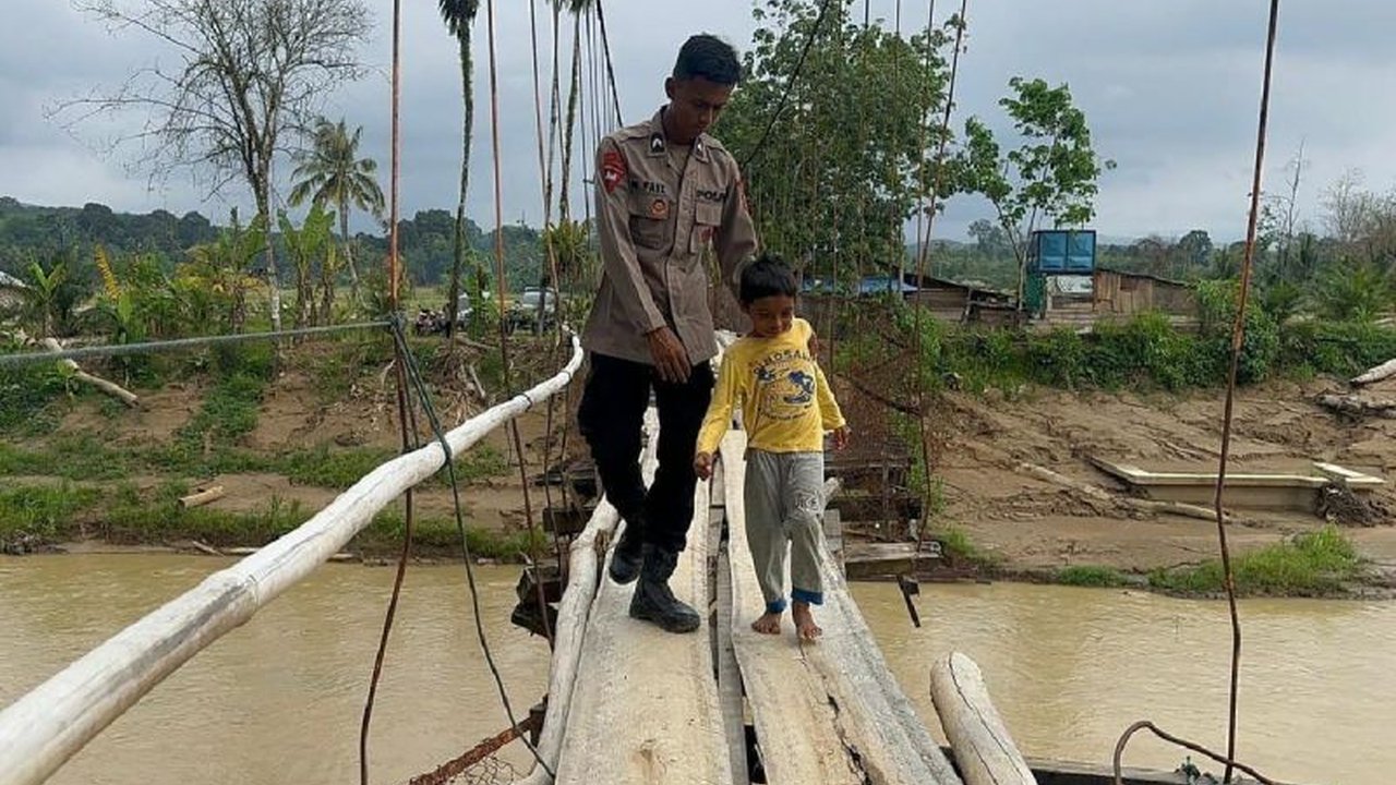 Satuan Brimob Polda Sumut sigap melakukan perbaikan jembatan gantung di Tapanuli Selatan (Tapsel) yang rusak akibat banjir, memastikan aktivitas warga kembali normal.