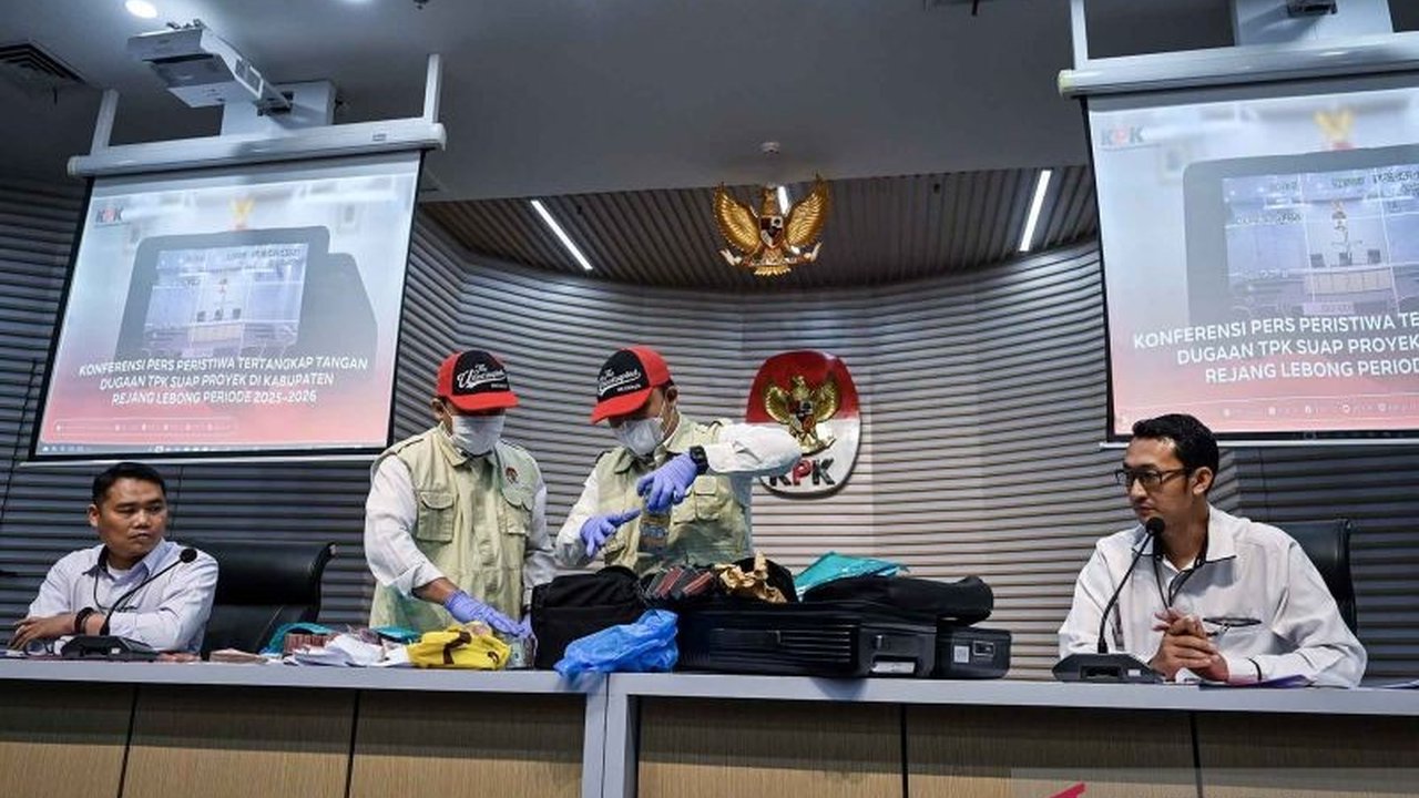 Komisi Pemberantasan Korupsi (KPK) menetapkan Bupati Rejang Lebong Muhammad Fikri Thobari sebagai tersangka korupsi proyek, diduga mematok imbalan hingga 15 persen dari nilai proyek di Dinas PUPRPKP, memicu pertanyaan besar tentang integritas pejabat daer