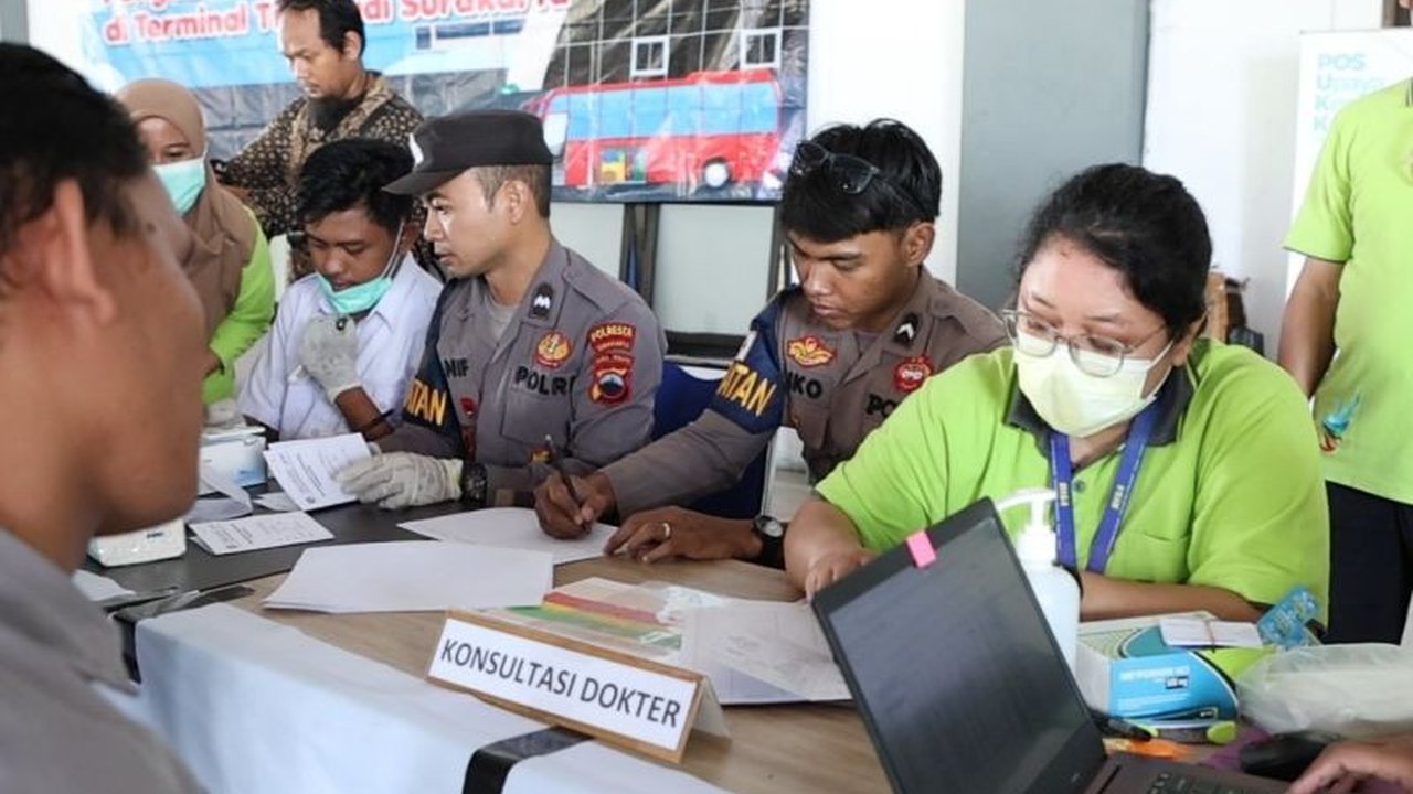 Jelang Idul Fitri 2026, Pemerintah Provinsi Jawa Tengah (Pemprov Jateng) intensifkan Cek Kesehatan Sopir Bus Lebaran di berbagai titik. Langkah ini krusial untuk memastikan keselamatan perjalanan mudik.